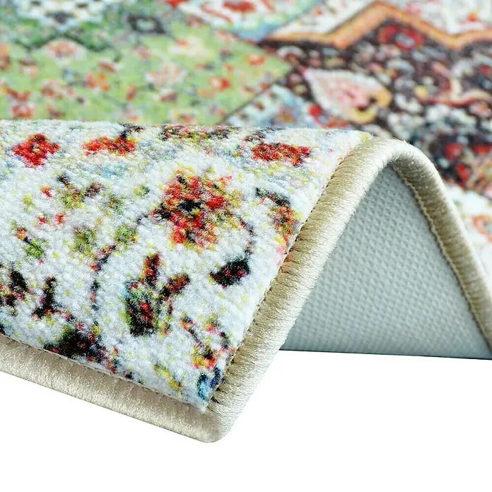 Teppichläufer Tesoro - Bunt, 300 x 80 cm, 100 % Polyamid - Nahaufnahme eines Patchwork-Teppichs mit floralem Muster und gekettelten Kanten, der die Details und die Verarbeitung hervorhebt.