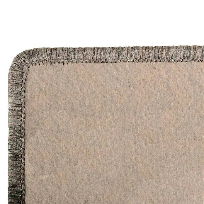 Flachgewebeteppich Kalkutta - Taupe, 100 x 100 cm, 83 % Polypropylen, 17 % Naturfaser - Detailaufnahme einer beigefarbenen Teppichkante mit brauner Bordüre, die Textur und Verarbeitung hervorhebt.