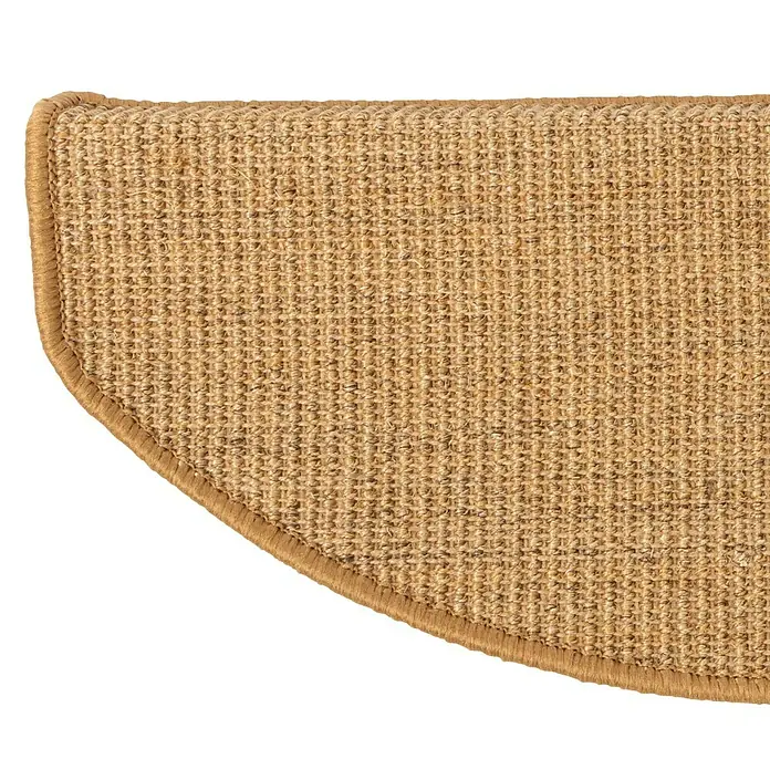 Stufenmatte Premium - 65 x 23,5 cm, 100 % Sisal, Kork - Nahaufnahme einer Sisal-Treppenstufe mit abgerundeter Kante und brauner Bordüre. Natürliches und robustes Material für den Innenbereich.