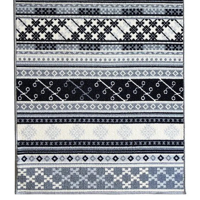 Teppichläufer Mykonos - Grau, 300 x 80 cm, 100 % Polyamid - Dieser Teppich besticht durch sein Ethno-Design in Schwarz, Weiß und Grau. Die unterschiedlichen Muster verleihen ihm eine interessante Optik.
