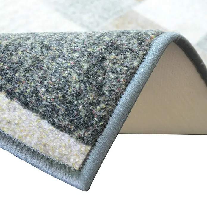 Teppichläufer Lucano - Braun, 200 x 80 cm, 100 % Polyamid - Nahaufnahme eines grauen Teppichs mit farbigen Sprenkeln und hellblauem Rand. Die Unterseite ist cremefarben.