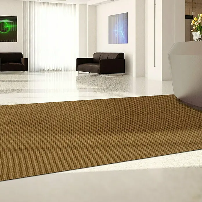 Schmutzfangmatte Hong Kong - Natur, 1.100 x 200 cm, 100 % Polypropylen - Ein stilvoller, brauner Teppich liegt in einem modernen Empfangsbereich, der für Wärme und Komfort sorgt. Er ergänzt die elegante Einrichtung perfekt.
