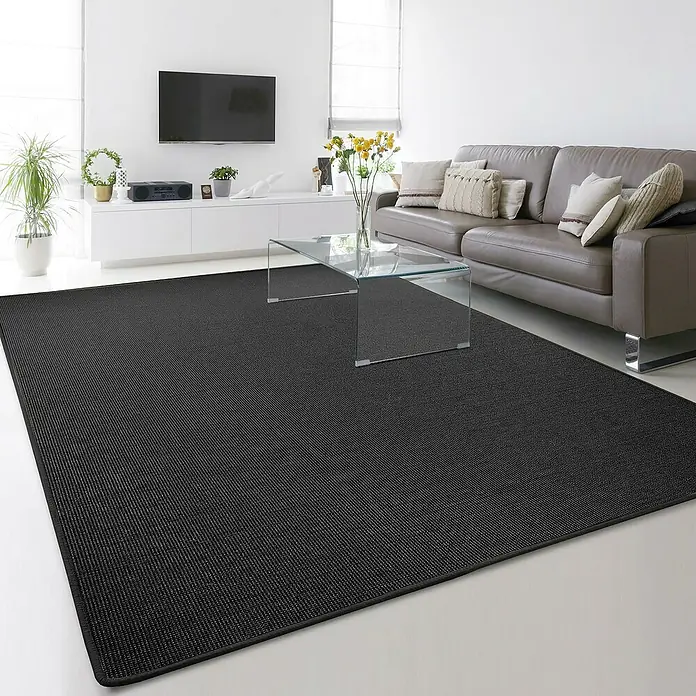 Flachgewebeteppich Sylt - Schwarz, 350 x 50 cm, 100 % Sisal - Elegantes Wohnzimmer mit einem großen, schwarzen Teppich, der den Raum optisch aufwertet und für eine angenehme Atmosphäre sorgt.