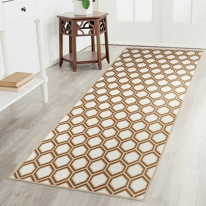 Teppichläufer Cardiff - Braun/Beige, 250 x 80 cm, 100 % Polyamid - Ein langer Läuferteppich mit einem sechseckigen Muster in Braun und Beige schmückt einen Flur und verleiht dem Raum Wärme und Stil.