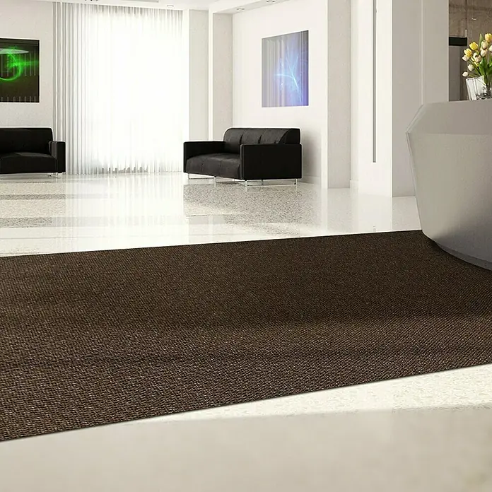 Schmutzfangmatte Hong Kong - Braun, 1.100 x 200 cm, 100 % Polypropylen - Elegante braune Fußmatte im Empfangsbereich eines modernen Büros, die Sauberkeit und Stil vereint.\n