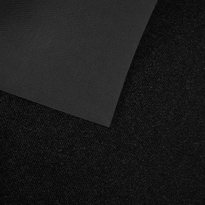 Schmutzfangmatte Hong Kong - Schwarz, 1.100 x 200 cm, 100 % Polypropylen - Nahaufnahme einer schwarzen, strukturierten Oberfläche, die eine subtile Eleganz und Vielseitigkeit für verschiedene Anwendungen bietet.
