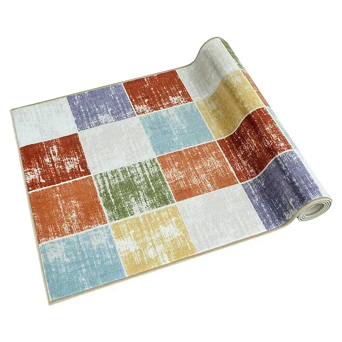 Teppichläufer Capera - Bunt, 100 x 80 cm, 100 % Polyamid - Detailansicht eines Patchwork-Teppichs mit bunten Quadraten, teilweise aufgerollt, der die Vielfalt und das Design des Produkts hervorhebt.