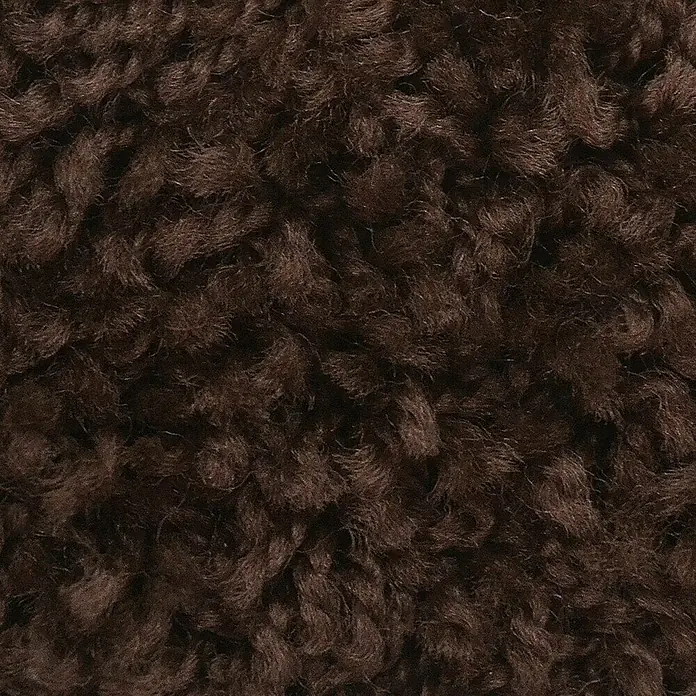 Hochflorteppich Barcelona - Dunkelbraun, 100 x 100 cm, 100 % Polypropylen - Nahaufnahme von braunem, lockigem Lammfellimitat. Flauschige Textur, ideal für warme Kleidung und Wohnaccessoires.