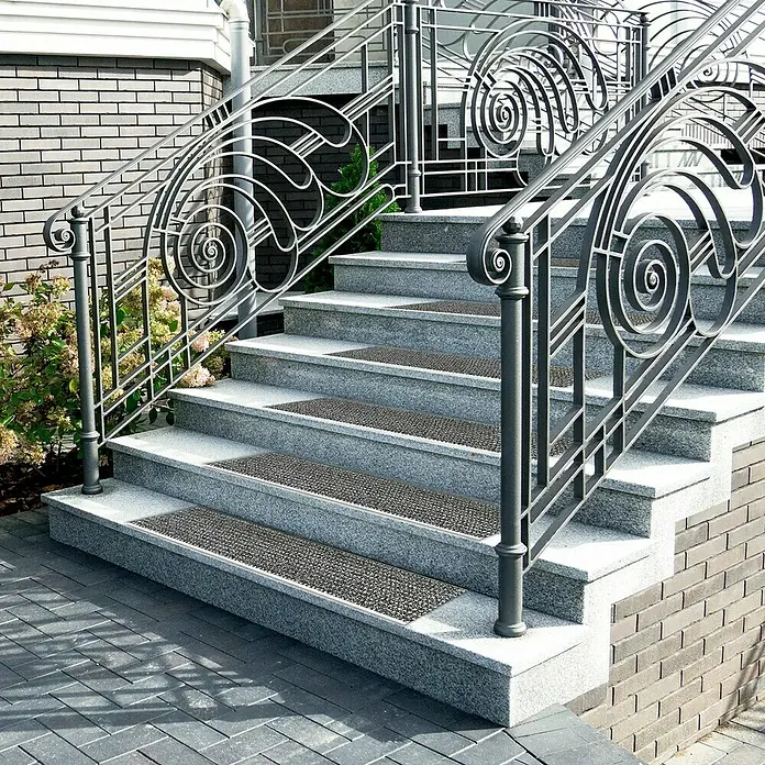 Stufenmatte - 60 x 24 cm, Braun - Treppen mit modernen Geländern und rutschfesten Trittmatten für mehr Sicherheit.