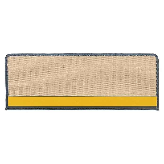 Stufenmatte Akzent - 65 x 23,5 cm, Grau, Rechteck - Abzeichen mit beigem Hintergrund und gelbem Streifen unten, umrandet mit blauem Saum.