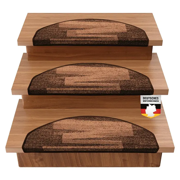Stufenmatte Veneto - 65 x 23,5 cm, Braun, Halbrund - Eine Nahaufnahme von drei braunen Treppenläufern mit einem geometrischen Muster auf einer Holztreppe, die einen stilvollen und sicheren Aufstieg ermöglichen.