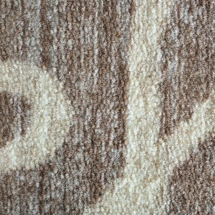 Teppichläufer Navelli - Braun, 200 x 80 cm, 100 % Polyamid - Nahaufnahme eines Teppichs mit einem abstrakten Muster in Braun- und Beigetönen, der eine weiche, strukturierte Oberfläche zeigt.