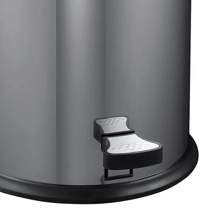 Proregal Treteimer - 33 l, Stahl, Grau - Nahaufnahme eines runden, silbernen Treteimers mit Pedal am unteren Rand, der sich ideal für Badezimmer oder Küchen eignet.