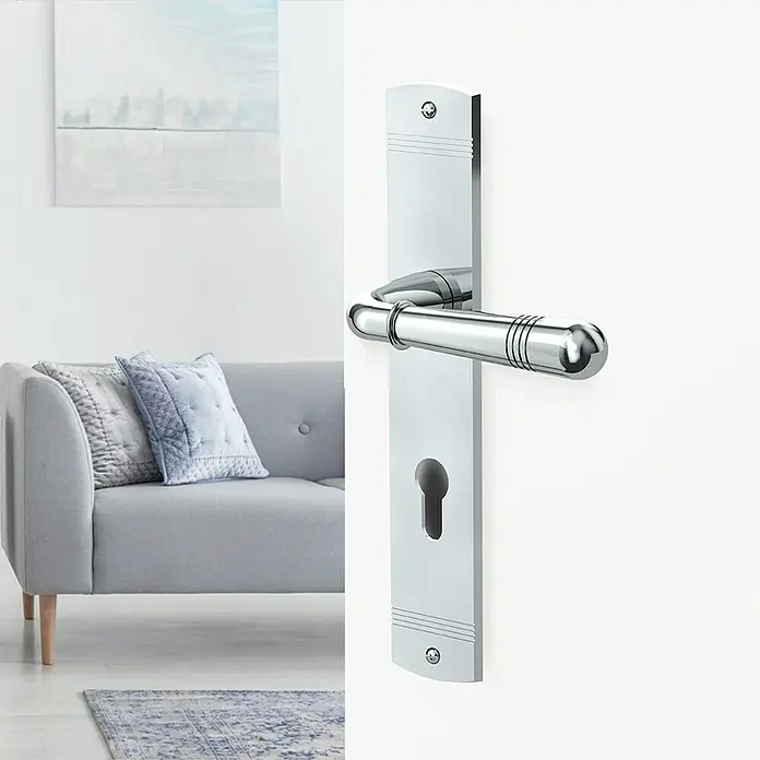 Diamond Doors Classic Drückergarnitur Classic Oklahoma - Stärke Tür: 40 mm - 45 mm, Profilzylinder - Nahaufnahme einer glänzenden Türklinke aus Edelstahl mit Schlüsselzylinder auf einer weißen Tür.