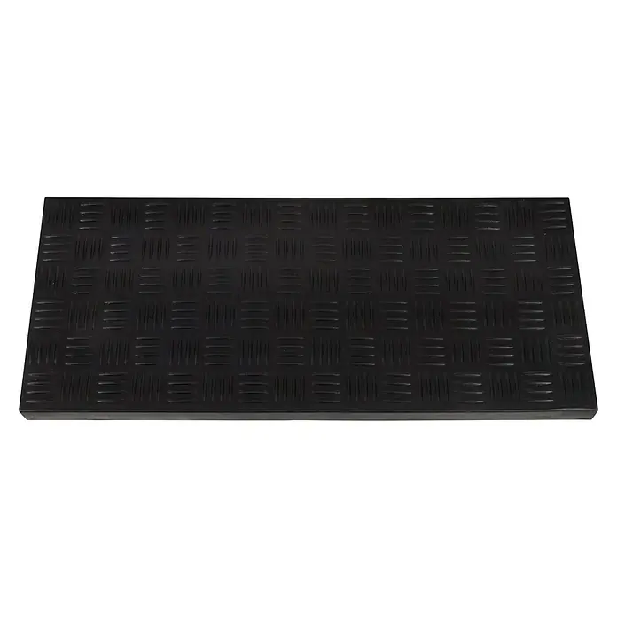 Stufenmatte Madra - 65 x 25 cm, 100 % Gummi, Schwarz - Bild einer schwarzen, geriffelten Bodenmatte mit einem robusten Diamantmuster für erhöhte Rutschfestigkeit und Langlebigkeit.