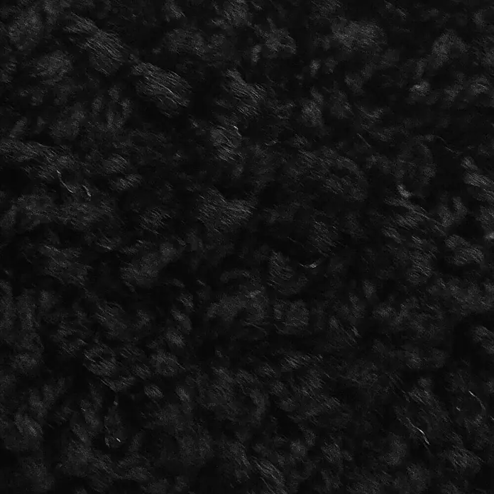 Hochflorteppich Barcelona - Schwarz, 450 x 200 cm, 100 % Polypropylen - Nahaufnahme eines schwarzen, zotteligen Stoffes, der eine weiche, flauschige Textur zeigt. Ideal für Textil- und Hintergrunddesigns.