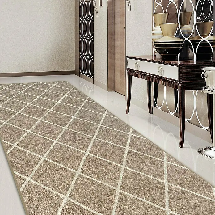 Teppichläufer Cosenza - Beige, 200 x 80 cm, 100 % Polyamid - Ein beigefarbener Läufer mit Rautenmuster liegt in einem eleganten Flur.