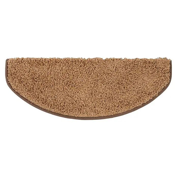 Stufenmatte Shaggy - 65 x 23,5 cm, Hellbraun, Halbrund - Nahaufnahme eines halbrunden Teppichs mit fransiger Textur, ideal zur Dekoration von Treppen oder Fluren.