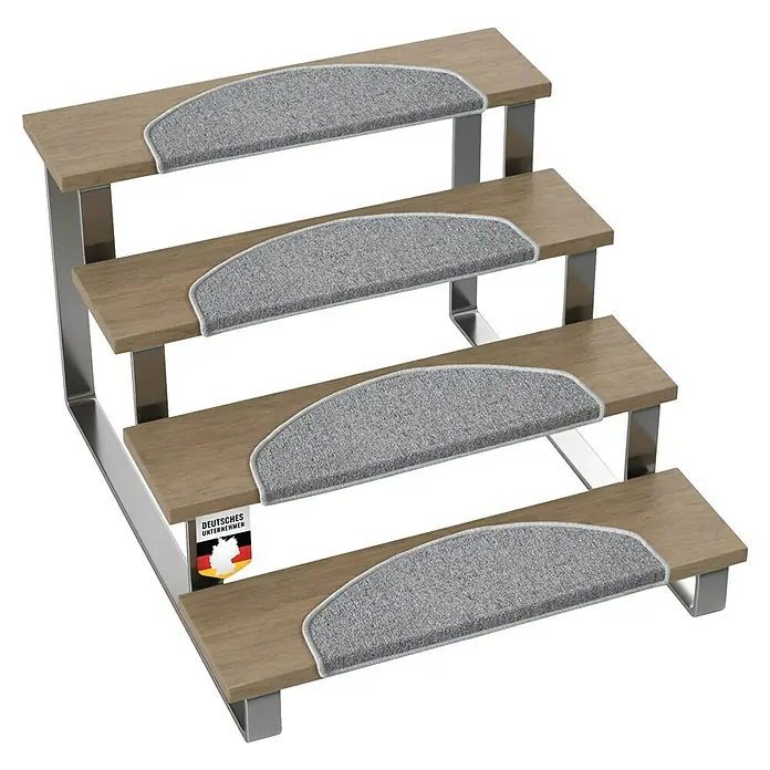 Stufenmatte London - 65 x 25 cm, Grau, Halbrund - Eine Treppe mit vier Stufen, jede mit grauen Teppichstufenmatten belegt. Das Treppendesign kombiniert Holzoptik mit Metallakzenten.