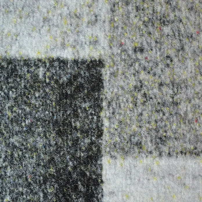 Teppichläufer Lucano - Anthrazit, 350 x 80 cm, 100 % Polyamid - Nahaufnahme eines karierten Stoffmusters in Grau, Schwarz und Weiß, das die Textur und das Design des Stoffes hervorhebt.