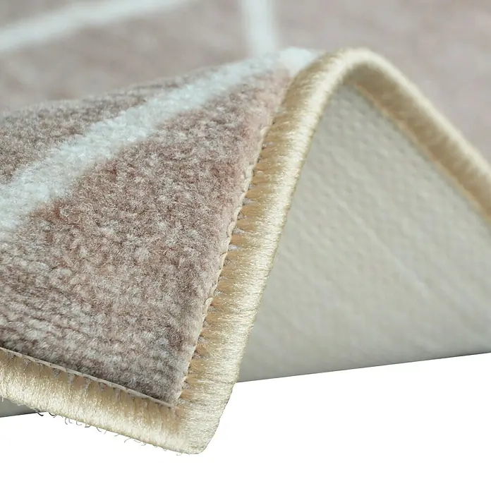 Teppichläufer Cosenza - Beige, 200 x 80 cm, 100 % Polyamid - Detailaufnahme eines beigefarbenen Teppichs mit modernem Muster und sauberer Umrandung, der eine elegante Textur und Verarbeitung zeigt.
