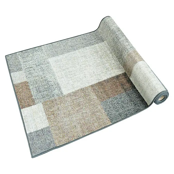 Teppichläufer Lucano - Braun, 200 x 80 cm, 100 % Polyamid - Detailansicht eines gerollten Patchwork-Teppichs in verschiedenen Farben und Mustern. Der Teppich ist teilweise aufgerollt, wodurch die Textur sichtbar wird.