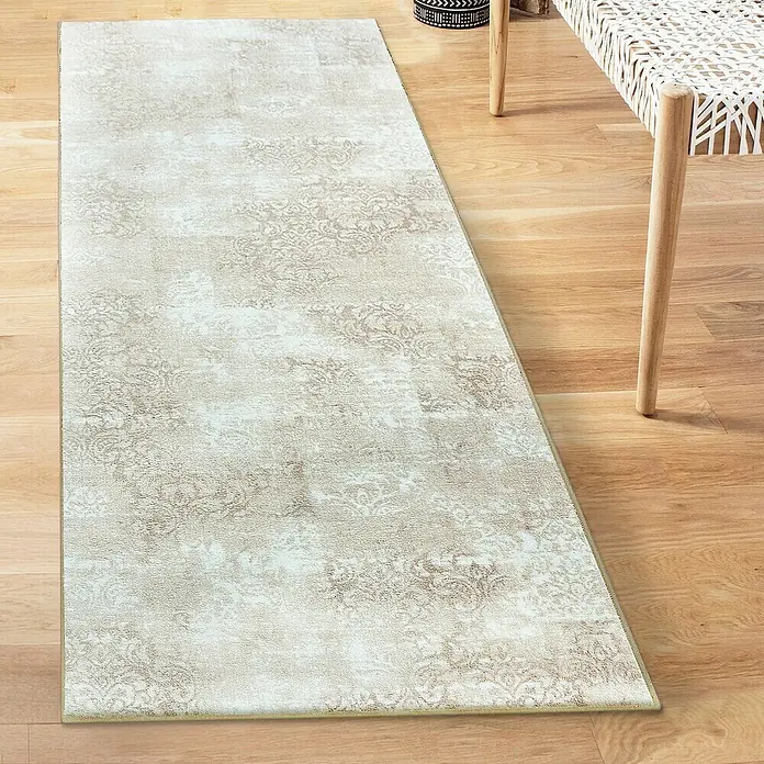 Teppichläufer Davoli - Beige, 400 x 80 cm, 100 % Polyamid - Beiger Teppich mit floralem Muster auf einem Holzboden, der einen Hauch von Eleganz und Komfort in den Raum bringt.
