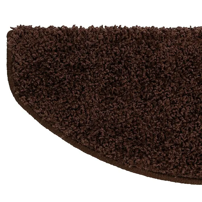Stufenmatte Shaggy - 65 x 23,5 cm, Dunkelbraun, Halbrund - Nahaufnahme eines halbrunden, braunen Teppichs mit dichter Textur. Der Teppich ist ideal für Treppen und verleiht jedem Raum Wärme und Komfort.