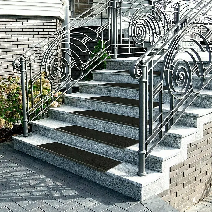 Stufenmatte Santi - 65 x 25 cm, 100 % Gummi, Schwarz - Treppen mit rutschfesten Stufenmatten. Diese Matten sorgen für Sicherheit und verhindern Ausrutschen auf den Stufen.