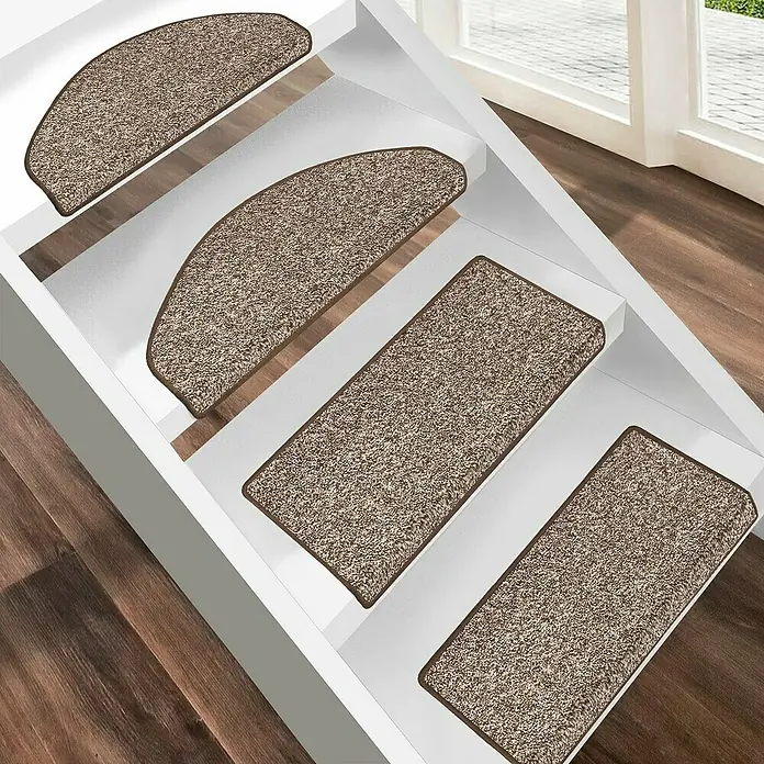 Stufenmatte Lyon - 65 x 23,5 cm, Braun, Halbrund - Braune Teppichstufenmatten auf einer weißen Treppe, die für Komfort und Sicherheit auf Treppen sorgen.\n
