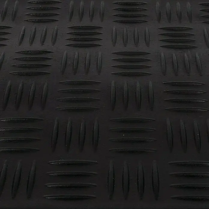 Stufenmatte Madra - 65 x 25 cm, 100 % Gummi, Schwarz - Detailaufnahme einer schwarzen Gummimatte mit erhabenem Riffelblechmuster für Rutschfestigkeit und Strapazierfähigkeit.