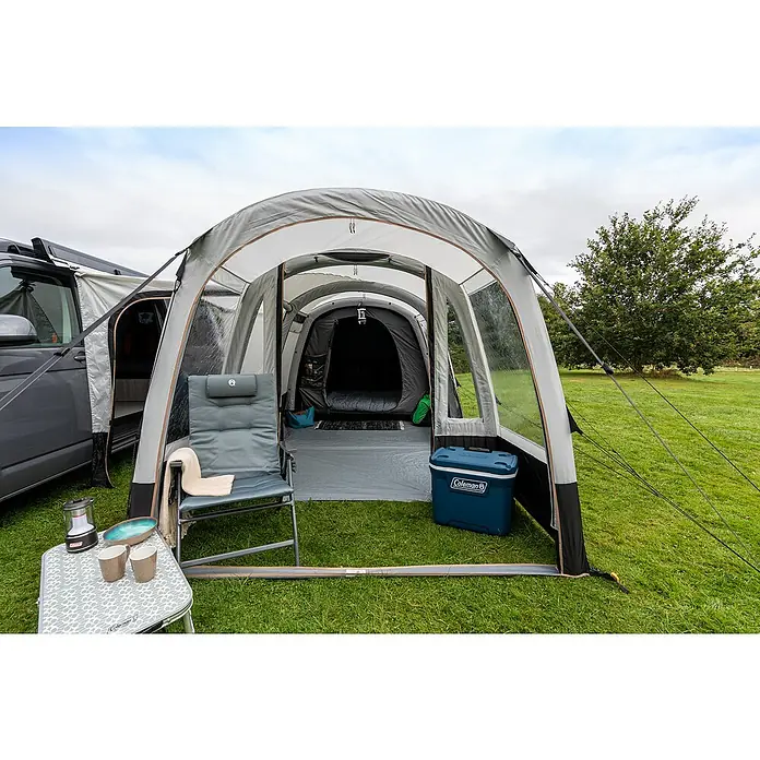 Coleman Kühlbox 52QT Xtreme™ - L x B x H: 56 x 42 x 47 cm, Blau, 49 l - Bild von einem Coleman-Zelt, das auf einer grünen Wiese steht. Das Zelt ist geräumig und bietet viel Platz zum Entspannen und Campen.