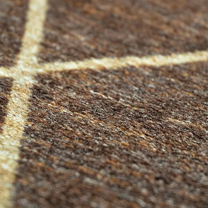 Teppichläufer Cosenza - Braun, 200 x 80 cm, 100 % Polyamid - Nahaufnahme einer braunen Fußmatte mit hellem Gittermuster, ideal für den Eingangsbereich, um Schmutz zu entfernen.