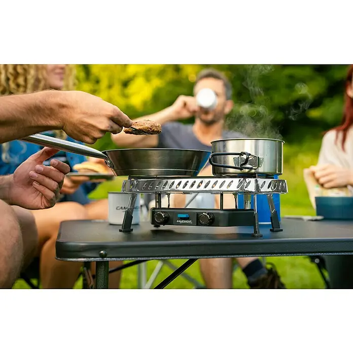 Campingaz Campingkocher Camp & Trek Twin Connect CV - Anzahl Brenner: 2 Stk., 2 kW - CAMPINGAZ Kocher im Einsatz: Die tragbare Kochstelle bietet Vielseitigkeit für Mahlzeiten im Freien mit Pfanne und Topf auf dem Tisch.