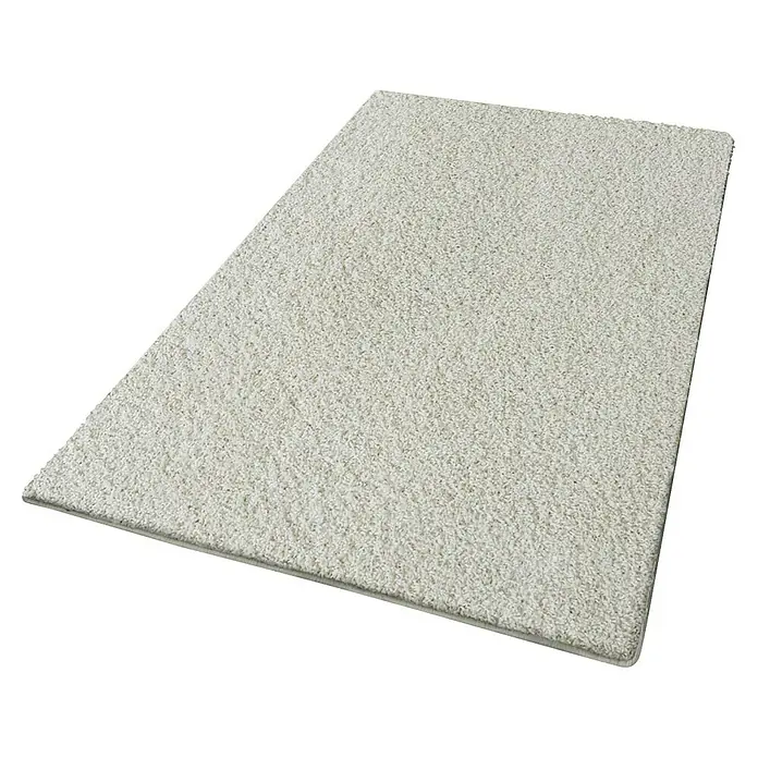 Hochflorteppich Barcelona - Creme, 200 x 200 cm, 100 % Polypropylen - Nahaufnahme eines weichen, rechteckigen, cremefarbenen Teppichs mit flauschiger Textur und sauberer, schlichter Kante auf dunklem Hintergrund.
