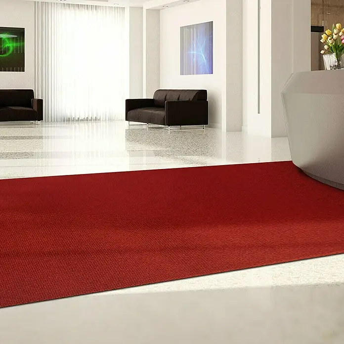 Schmutzfangmatte Hong Kong - Rot, 1.100 x 200 cm, 100 % Polypropylen - Nahaufnahme eines roten Teppichs in einem modernen Foyer, der einen Hauch von Wärme und Eleganz in den Raum bringt. Perfekt für jeden Eingangsbereich.