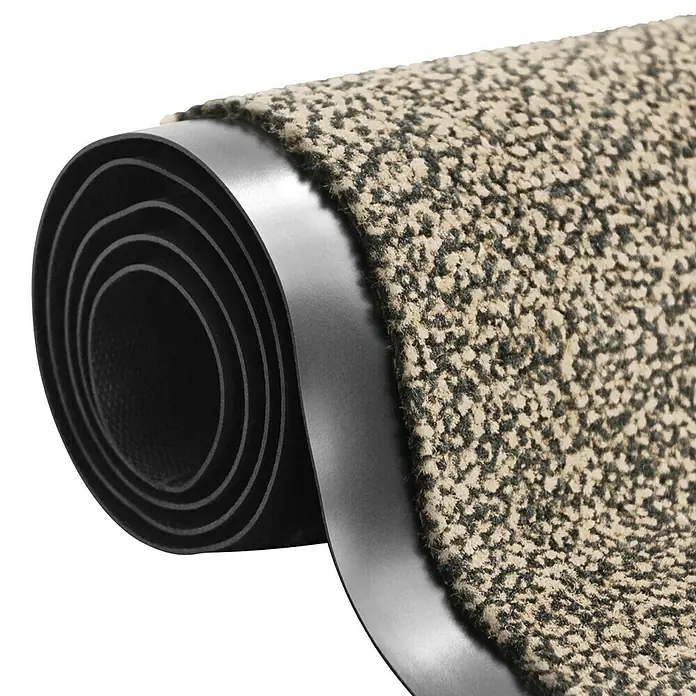 Fußmatte Sky - Ocker/Schwarz, 300 x 120 cm, 100 % Polypropylen - Detailaufnahme einer gerollten, braun-schwarzen Fußmatte mit rutschfester Unterseite. Ideal für den Innen- und Außenbereich.