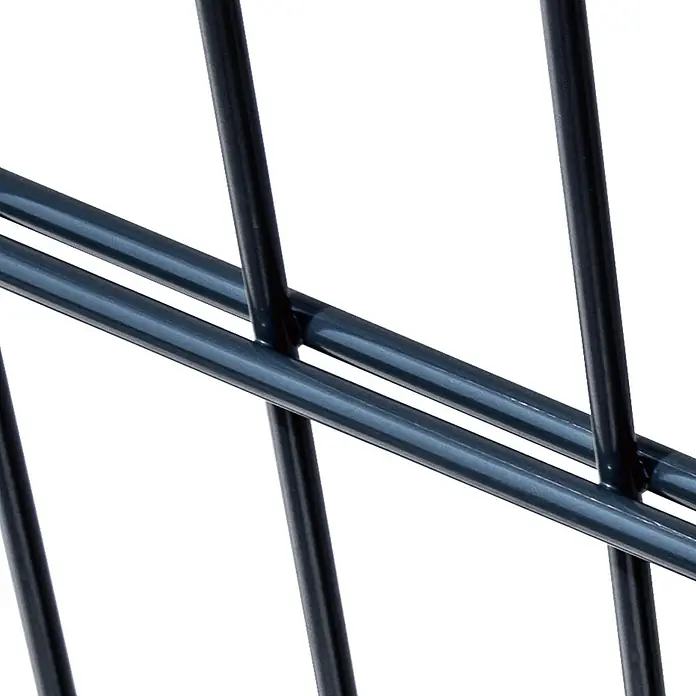 FA-Bausysteme Zauntor Industrietor - 1,2 x 0,8 m, Stahl, Anthrazit, 1-Flügel, Drahtstärke 6/5/6 mm - Nahaufnahme eines grauen Metallgitterzauns, der sich für verschiedene Sicherheits- und Abgrenzungsanwendungen eignet.