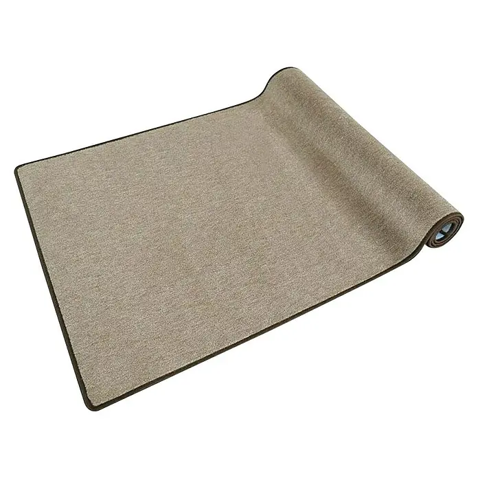 Kurzflorteppich Sinfonie - Hellbraun, 350 x 80 cm, 100 % Polyamid - Beiger Teppich teilweise aufgerollt. Die Textur des Teppichs ist fein und verleiht ihm eine elegante Optik, perfekt für jeden Raum.