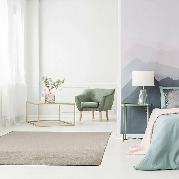 Kurzflorteppich Sundae - Beige, 200 x 200 cm, 100 % Polypropylen - Elegantes Interieur mit Teppich, Sessel und Tisch. Der graue Teppich fügt sich nahtlos in das helle, moderne Schlafzimmer ein und sorgt für Wärme.