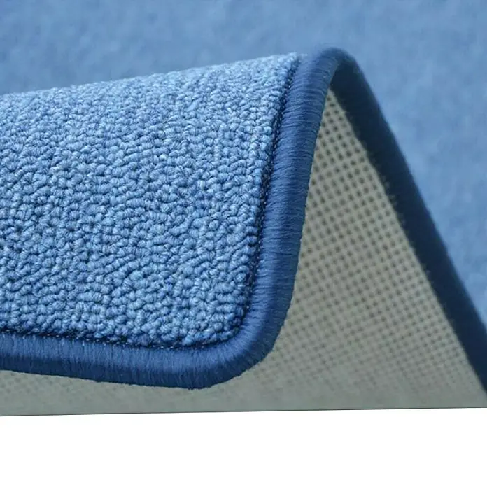 Flachgewebeteppich London - Hellblau, 200 x 200 cm, 100 % Polypropylen - Nahaufnahme einer blauen Teppichkante mit sauberer Verarbeitung, die die Qualität und Detailgenauigkeit des Produkts hervorhebt.