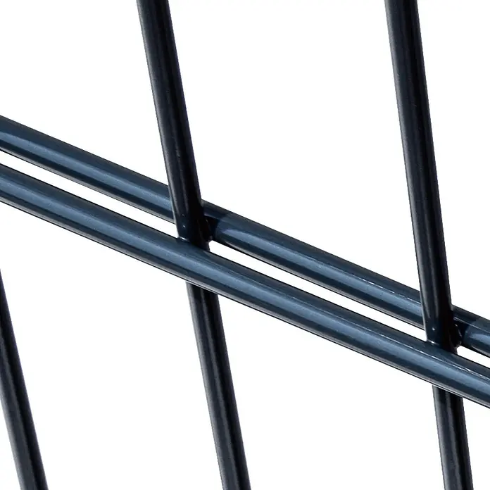 FA-Bausysteme Zauntor Basic - 3 x 2 m, Stahl, Anthrazit, 2-Flügel - Detailaufnahme eines schwarzen Drahtgeflechts. Das Geflecht ist sauber verarbeitet und bietet eine stabile Struktur.