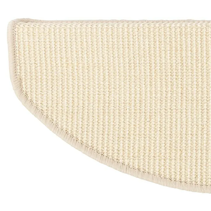 Stufenmatte Premium - 65 x 23,5 cm, 100 % Sisal, Elfenbein - Detailaufnahme eines cremefarbenen Teppichstücks mit abgerundeter Kante und feiner Textur, ideal für gemütliche Wohnräume und Treppen.