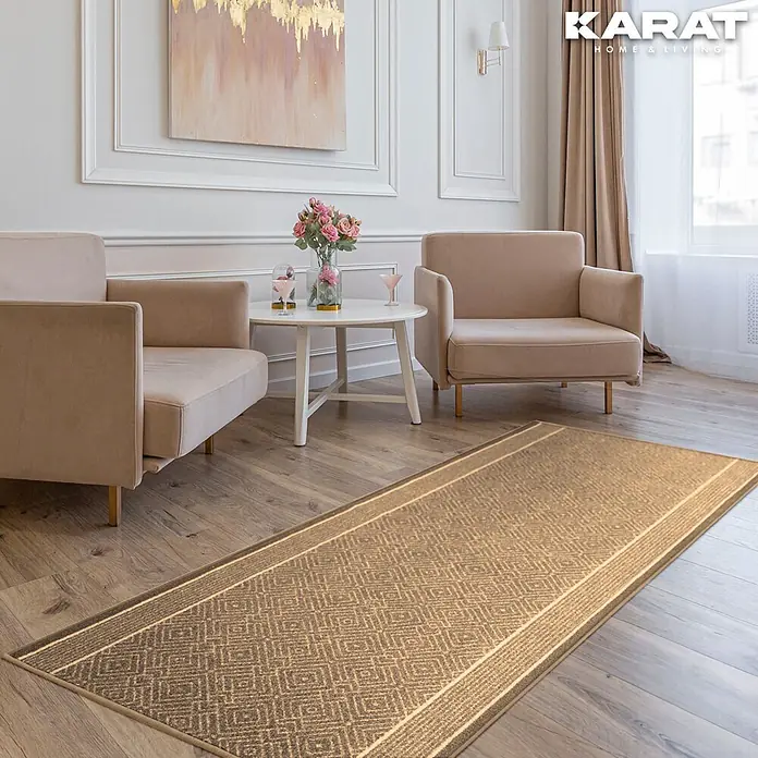 Teppichläufer Olymp - Beige, 250 x 80 cm, 100 % Polyamid - Ein beigefarbener Läufer mit einem geometrischen Muster auf einem Holzboden in einem stilvollen Wohnzimmer.