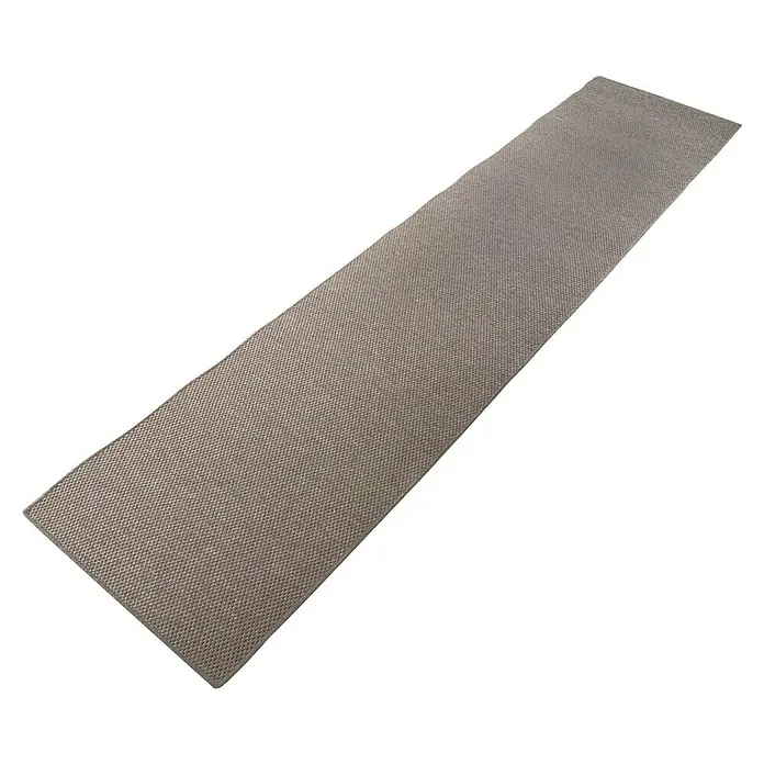 Flachgewebeteppich Kalkutta - Taupe, 100 x 100 cm, 83 % Polypropylen, 17 % Naturfaser - Das Bild zeigt eine graue, längliche Fußmatte mit einer feinen Textur auf einem schwarz-grauen Hintergrund. Die Matte ist diagonal ausgerichtet.