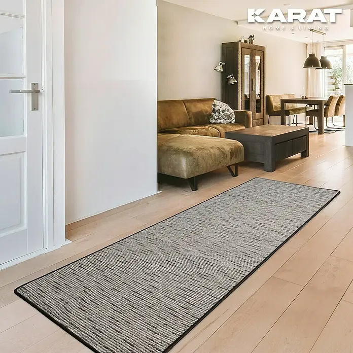 Flachgewebeteppich Geneva - Anthrazit, 200 x 200 cm, 100 % Polypropylen - Ein stilvoller, grau gemusterter Läufer mit schwarzer Umrandung liegt auf einem hellen Holzboden. Passt perfekt zum Wohnstil.