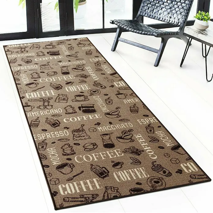 Teppichläufer Coffee - Braun, 200 x 80 cm, 100 % Polyamid - Ein brauner Läufer mit Kaffee-Motiven liegt auf einem hellen Holzboden in der Nähe eines Stuhls und einer Fensterwand.