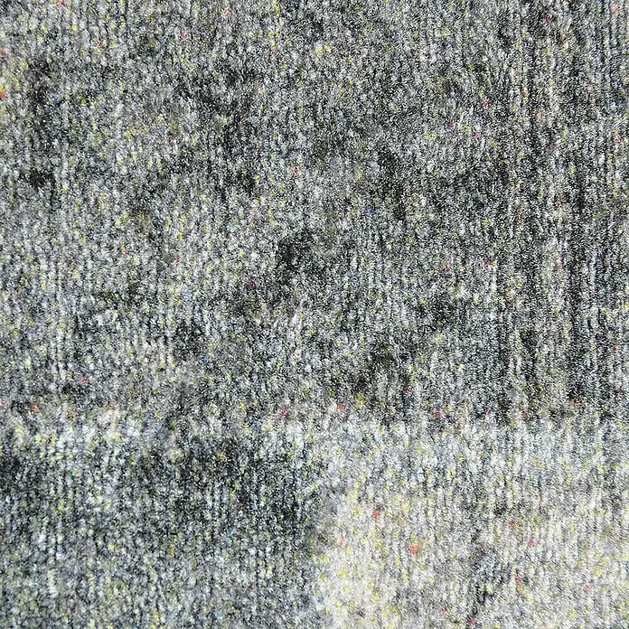 Teppichläufer Monsano - Anthrazit, 250 x 80 cm, 100 % Polyamid - Nahaufnahme eines grauen Teppichs mit subtilen Farbakzenten. Die Textur ist dicht und wirkt einladend weich.