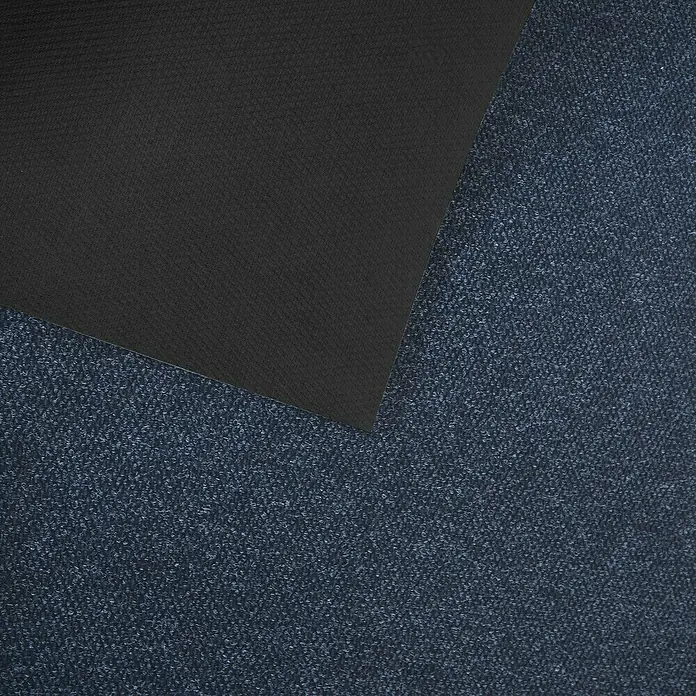 Schmutzfangmatte Hong Kong - Blau, 1.100 x 200 cm, 100 % Polypropylen - Nahaufnahme einer schwarzen Matte, die teilweise auf einem blauen Teppich liegt. Textur und Material stehen im Fokus.
