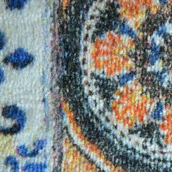 Teppichläufer Bonita - Bunt, 300 x 80 cm, 100 % Polyamid - Nahaufnahme eines Teppichs mit orientalischen Mustern in Weiß, Blau, Orange und Schwarz. Die Textur ist dicht und detailliert.